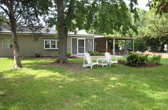 Gulf Palms Cottage.Walking distance-beach, cafes, town center. Quiet area.