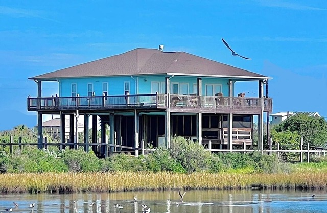 Gulf Pelican Villa - OCEANFRONT Luxury Oasis - Fully Fenced & Pet Friendly