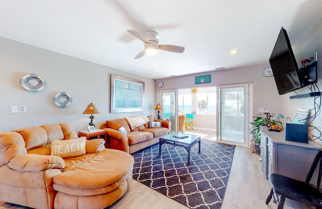Gulf view getaway with WiFi, sunroom, gas grill, A/C, & full kitchen