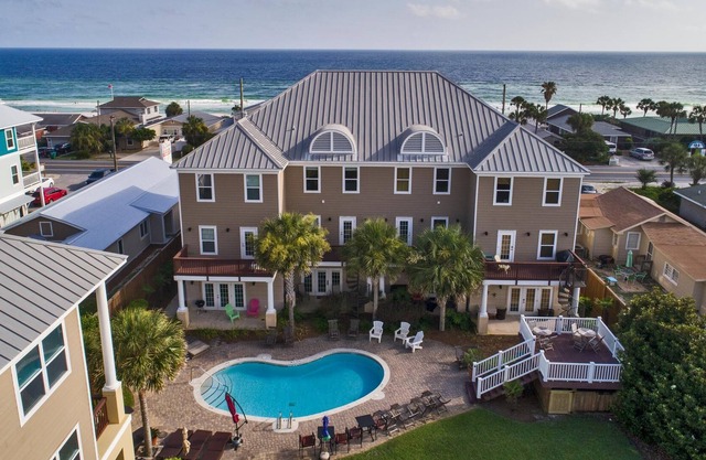 Gulf Views -Directly Across Street to Beach~ Beach, Pool, Free Activities