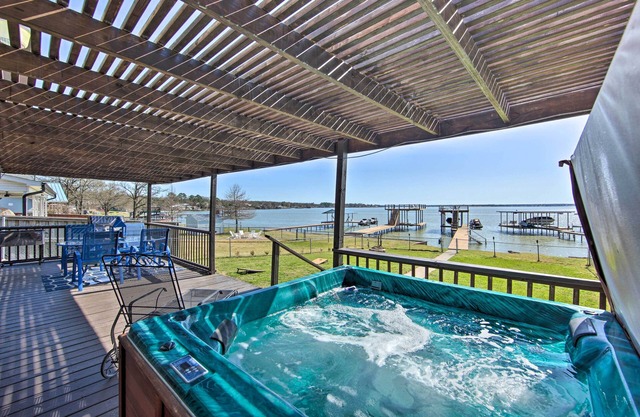 Gun Barrel City Home w/Hot Tub!