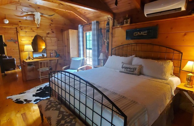 GUNSMOKE The not so "tiny" cabin with fenced back yard!