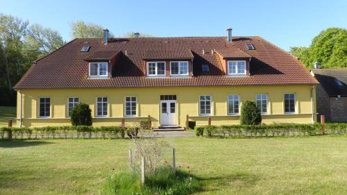 Gut-Rattelvitz-Galerie-E-hochwertig-Sauna-Kamin-eTankstelle-Spielscheune-15-000qm-Park-Land