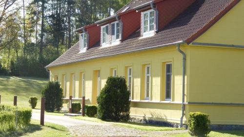 Gut-Rattelvitz-Parterre-B-hochwertig-Sauna-Kamin-eTankstelle-Spielscheune-15-000qm-Parkland