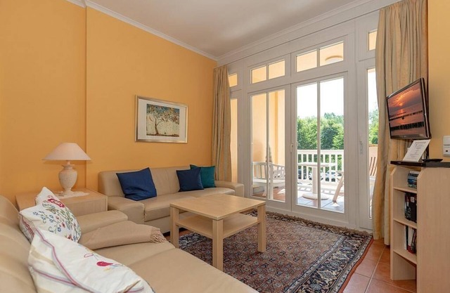 Hübsche Ferienwohnung an der Ostsee mit Südbalkon, Saunabereich & Pool im Haus!