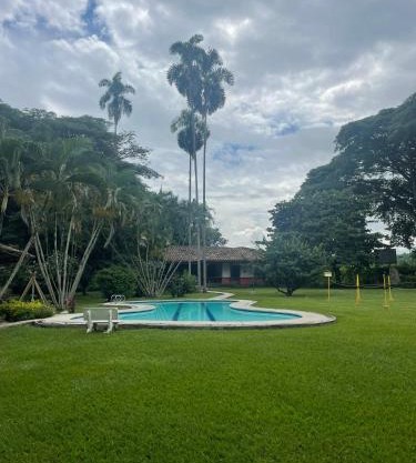 Habitacion Casa Campestre con piscina en Buga