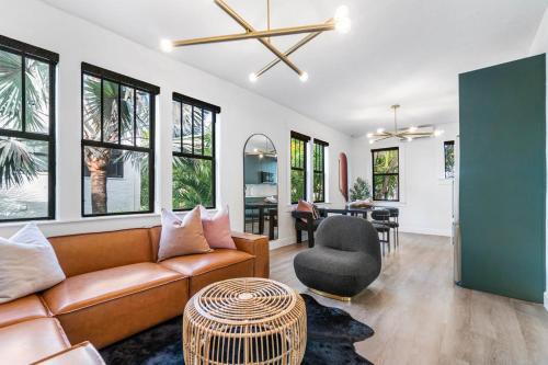 Hacienda Flamingo Unit 4 - Chic 2BR Retreat Near Shops and Restaurants