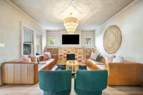 Hacienda Flamingo Unit 1 - Spacious Designer Flat with Sunroom & Style
