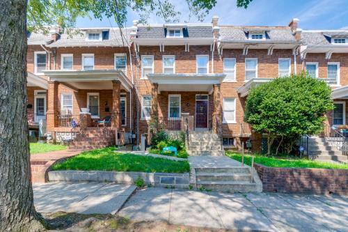 half Mi to Metrobus Stop! Walkable Petworth Duplex