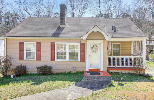 Half-Mi to Pool & Golf: Atlanta Home w/Veranda!