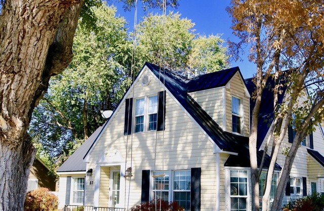 Hallmark Colonial! Charm and Quality throughout, Hot Tub, Decks, Sleeps 18