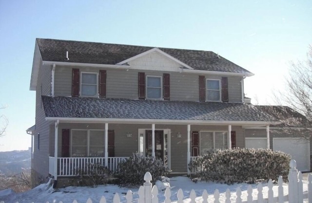 HALSEY'S HAVEN-Very Fine Country 'Cottage' in a Superb Neighborhood.