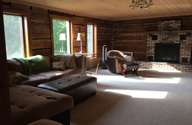 Hamlin Lake Vacation Retreat - 3 Bedroom Home With Lake View, Dock & Access