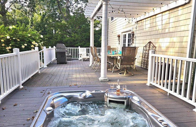 Hampton Bays seashell Beach House with a superb location 3 houses from the bay