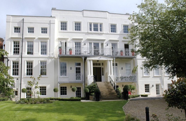 Hampton Court ,Palace,Riverside,Bijou, elegant Apt.+ terrace, gardens, parking