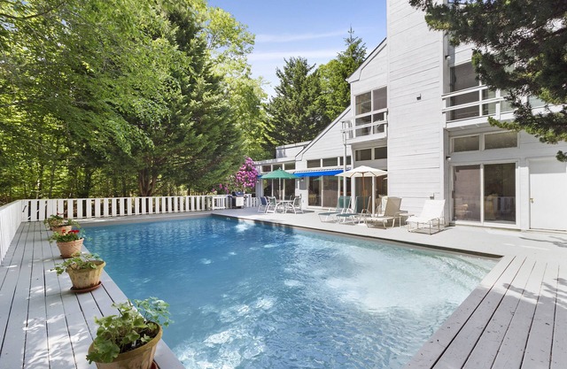 Hamptons Beach House w/Pool, Chef's Kitchen, Wi-Fi, AC , WFH desk area