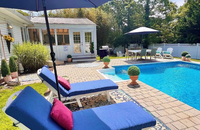 Hamptons Poolside Retreat, Spacious Porch, Firepit & Pet Friendly Haven