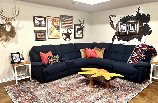 Hankins’ Hideaway: Spacious 3BR Western Lodge w/Modern Amenities in Lampasas
