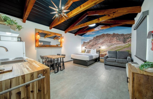 Hansen Inn & Cabins, Cabin Suite, 1 King, 1 Queen, Sleeper Sofa, Dog Friendly