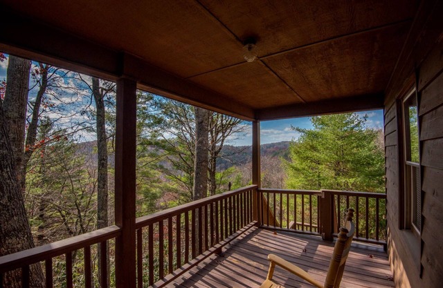 HappiNest: Hot Tub + Fire Pit + Mountain Views