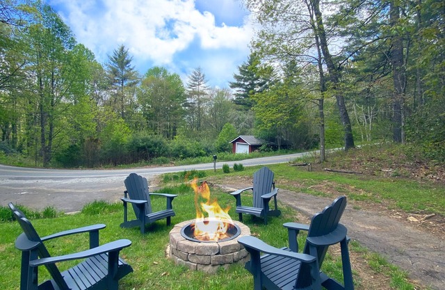 Happy Hiker, Nearby hiking, NEW FIREPIT, Modern renovation, Dog Friendly