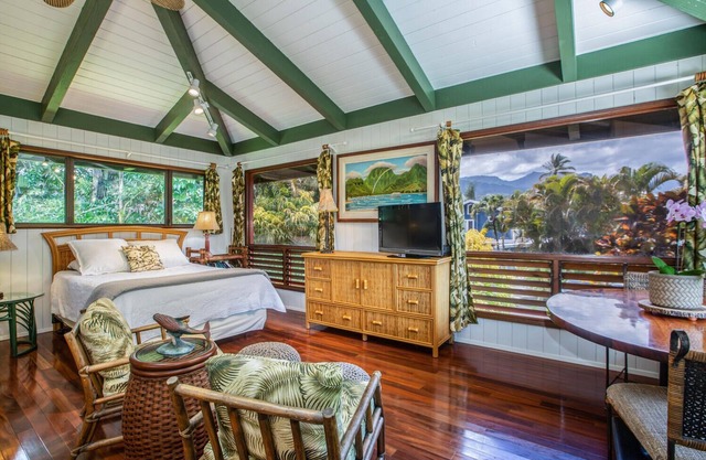 Happy Place Bungalow, 2-Minutes to the Beach! TVNC #4339