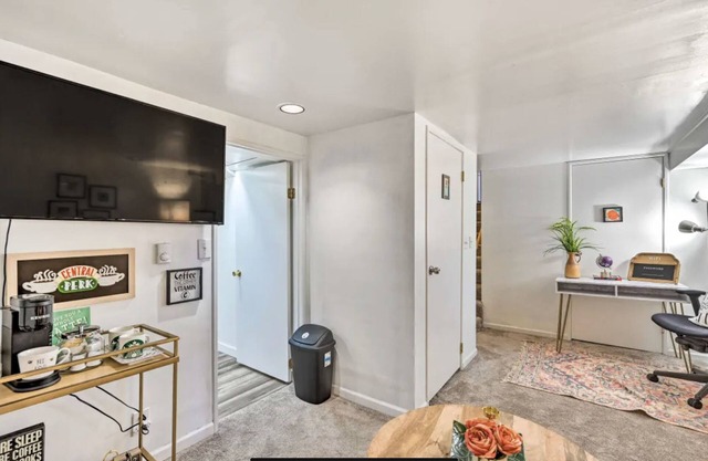 Happy Place Condo in Ballard, 1 mi Golden Gardens - 2 bdrm, kitchen & living rm