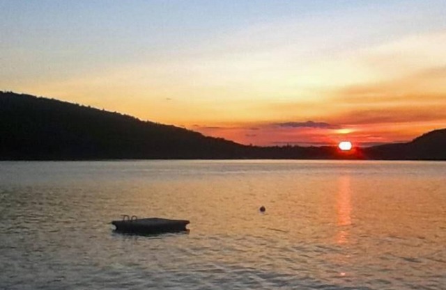 Happy Place On Lake Sunapee - 10 minutes from the ski resort
