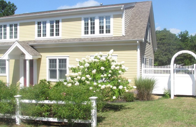 Happy Yellow House - Family and pet-friendly; walkable to Ridgevale Beach