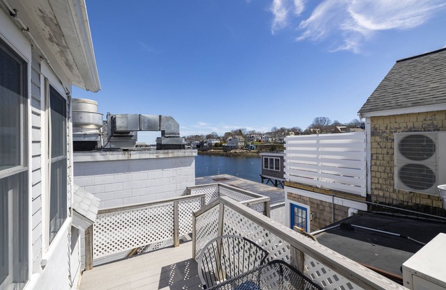 Harbor Retreat ★ Ocean View ★ Heart of Downtown ★