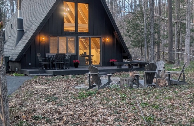 Harbor Springs Escape, renovated chalet that sleeps 6, near Nubs & Boyne.