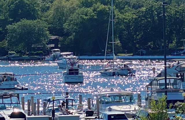 Harborfront 2-bedroom house with AC, WiFi in welcoming Saugatuck