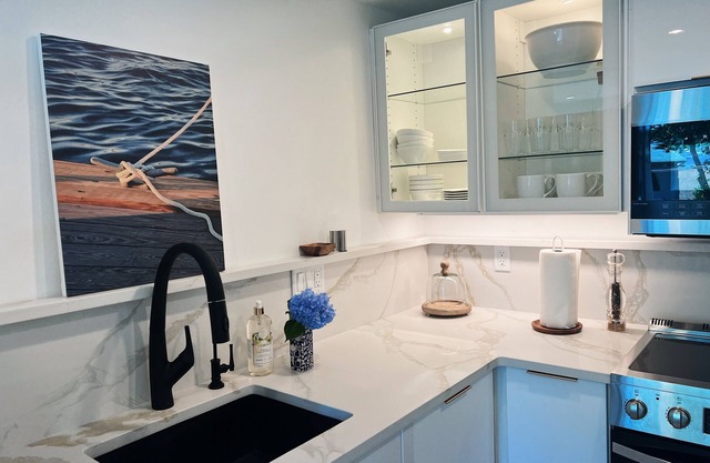 Harborviews! NEW 2-bed w AC sleeps 6, Downtown Historic Marblehead with parking