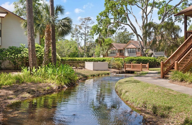 Harbour Oaks near village sleeps 6