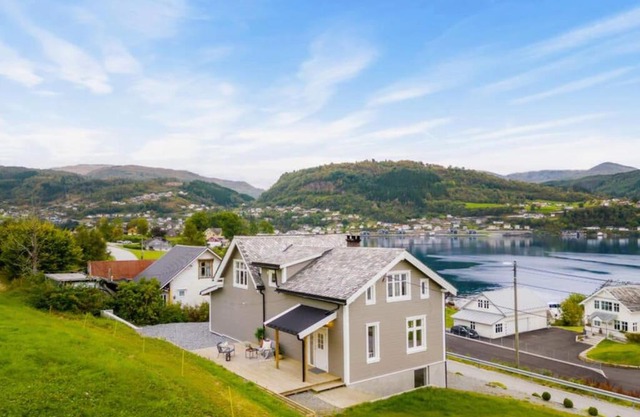 Hardangerfjord View - luxury fjord-side holiday home