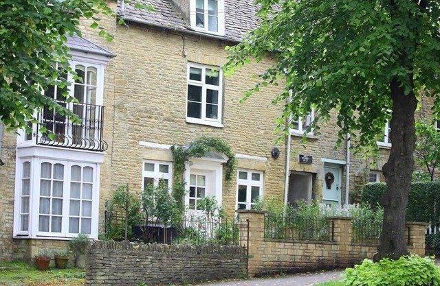 HARE HOUSE, pet friendly, with open fire in Chipping Norton