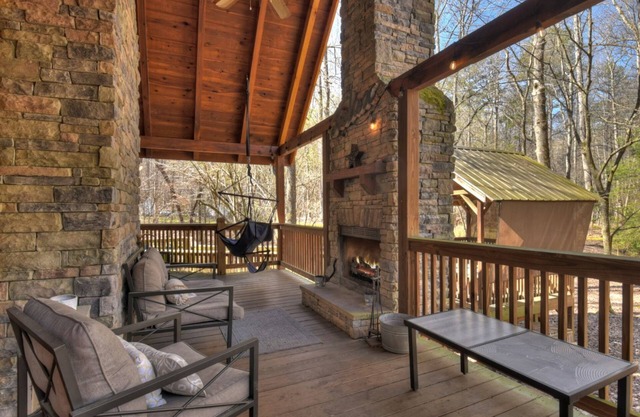Harley's River Retreat - Pet-friendly & hot tub in Coosawattee!