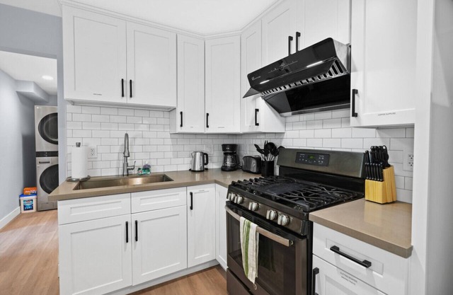 Harmony Haven: 3BR Back House with Full Kitchen, Parking, Laundry, and Patio Bliss!