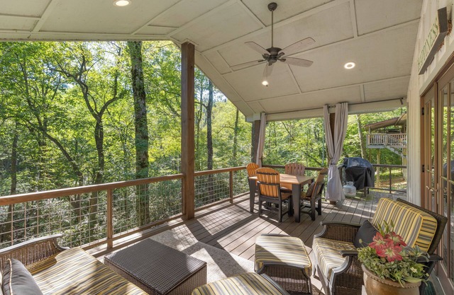 Harris Cottage - Stroll to Harris Lake! Cozy & Modern home