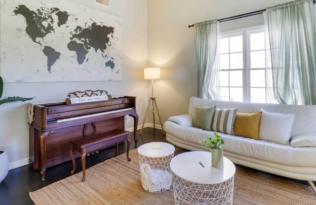 Harrisonburg Townhome w/ Yard - 1 Mi to JMU Campus