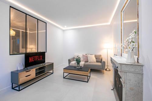Haussmann Apartment - Champs-Élysées