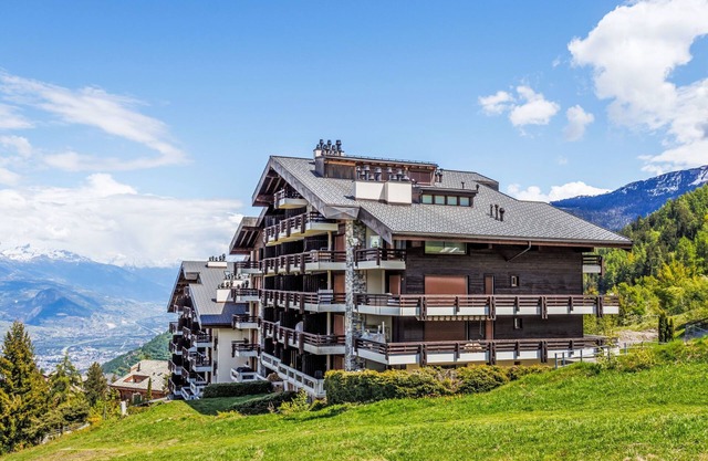 Hauts de Nendaz A F3 by Interhome
