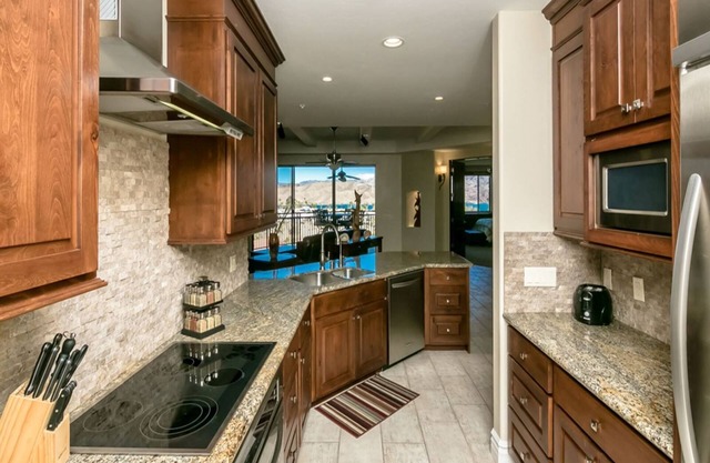 HAVASU SPRINGS 3010 - 3 BEDROOM 2 BATH - POOL/SPA PRIVATE BOAT SLIP - LAKE VIEW