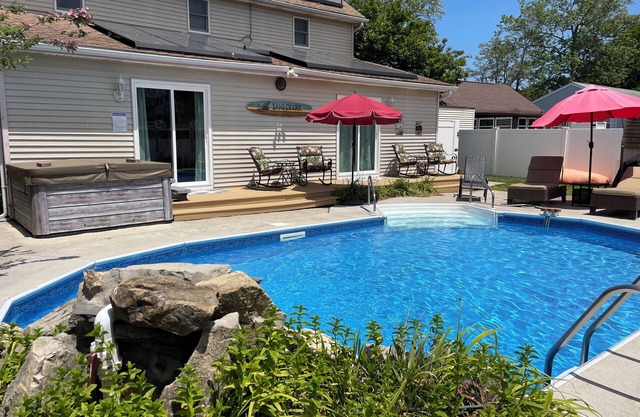 Hawaiian Getaway in Cape May! Hot tub open year round! Dog friendly!