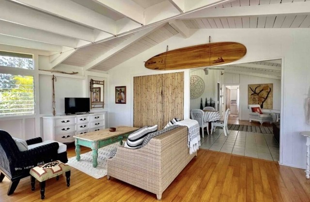 Hawaiian Hale, farmhouse in Anahola, Kaua’i central & family friendly.
