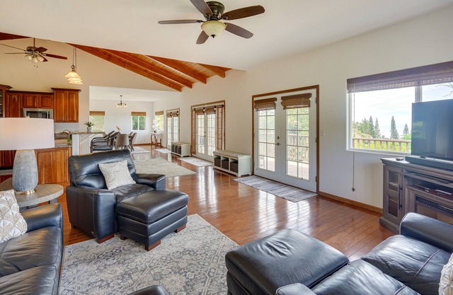Hawaiian Retreat w/Ocean Views in Captain Cook!
