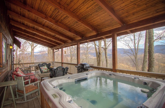 Hawk Feather - Perfectly furnished, Hot Tub, Views, Pet Friendly and Immaculate!