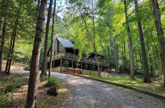 Hawks Whistle - Waterfall Nearby and Hot tub