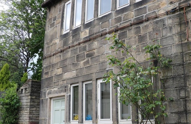 HAWKSCLOUGH COTTAGE, pet friendly, with open fire in Hebden Bridge
