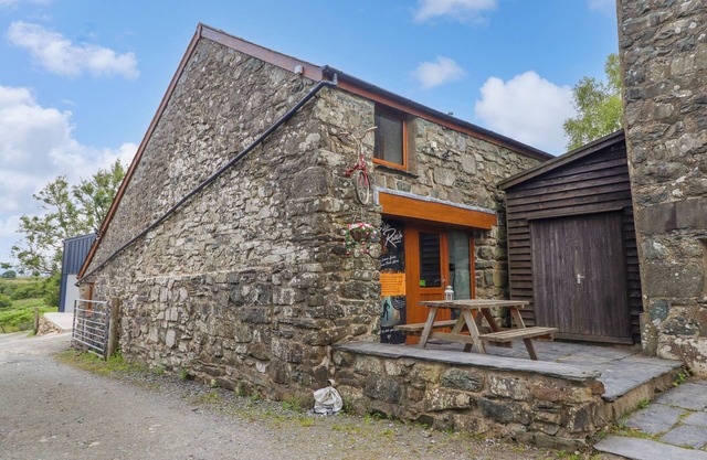 HAYLOFT BARN, pet friendly, character holiday cottage in Trawsfynydd